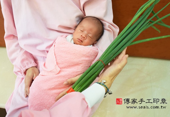 方哥哥(新北中和區到府嬰兒寶寶滿月剃頭理髮、免費到府嬰兒剃胎毛儀式吉祥話)。到府剃頭剃胎毛主持、專業拍照、DVD光碟、證書。★購買「臍帶章、肚臍章、胎毛筆刷印章」贈送：剃頭、收涎、抓周，三選一。2015.11.19 照片12